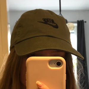 Militärgrön Nike-keps - Militärgrön Nike keps i ONE SIZE. I fint skick 💚