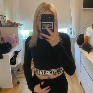 Croppad tröja - Fin croppad tröja i storlek S🥰 40kr plus frakt, betalning sker via swish💞