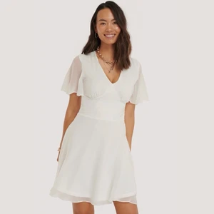 Vit klänning från nakd  - Vit klänning som passar till t.ex. student eller skolavslutning! Storlek 36 från Na-kd, går till knäna på mig som är 160. Passar 34 också. Helt ny med prislapp kvar, säljer då den inte passar mig! Helt slutsåld, tror nypris var 499kr💞 möts upp eller fraktar