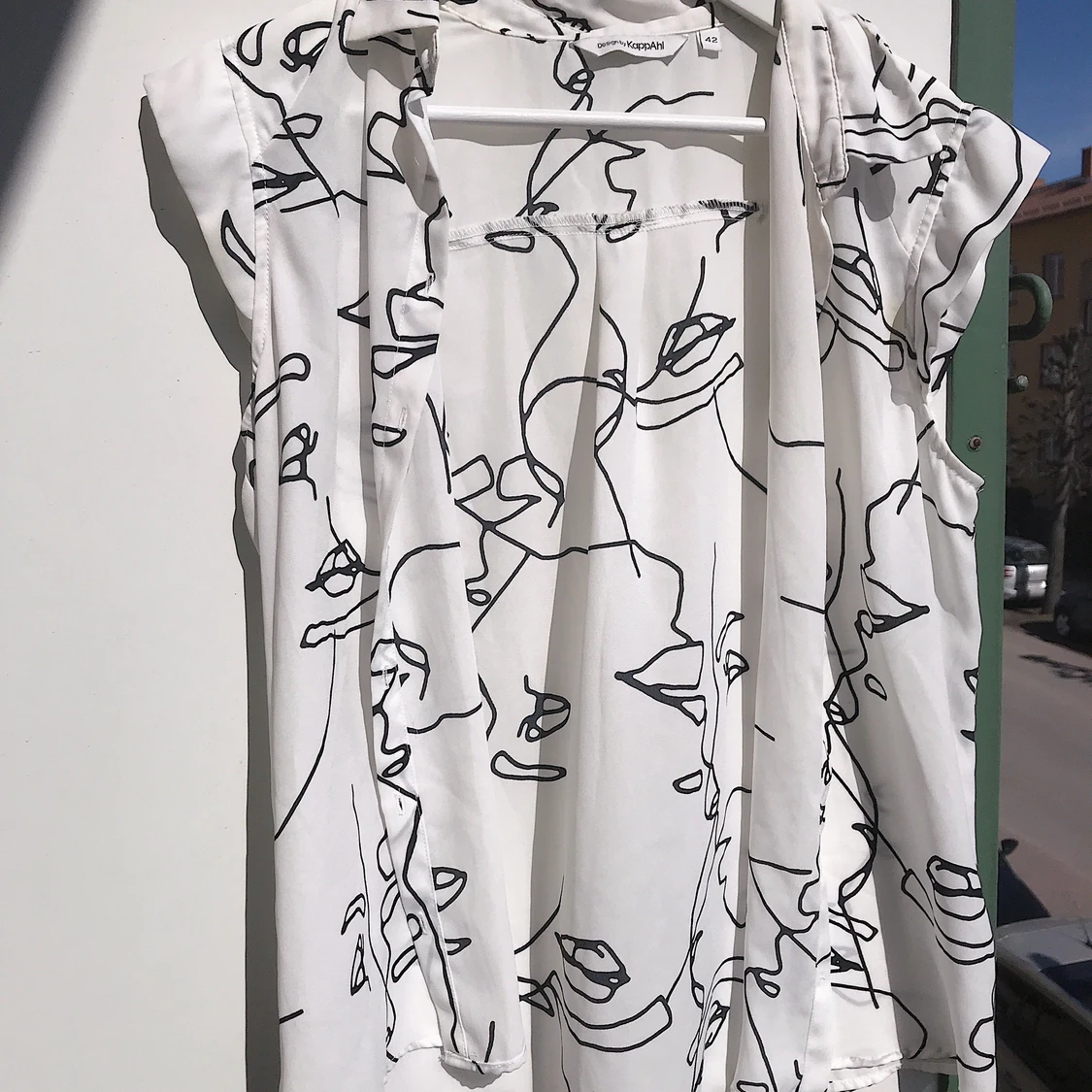 Vit blus med svart mönster - 91