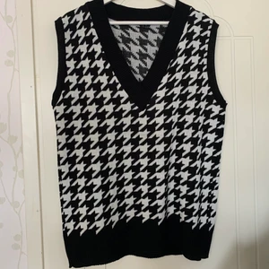 Väst - Helt oanvänd hundtandsmönstrad väst. Nyskick och sitter superfint på.  Fraktar endast🌶