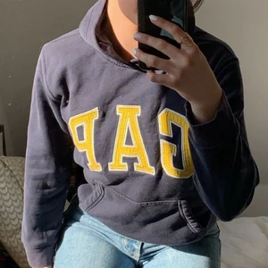 Gap huddie  - Super fin och trendig Gap huddie, smått vintage aktig. Säljer pga den är lite liten på mig. Den är lite kort i armarna annars sitter den vanligt som ni ser på bilderna. Jag är en S. Skriv vid intresse 💕 buda från 200