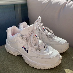 FILA skor  - Jag säljer dessa äkta FILA skor, tyvärr har de hunnit bli för små för mig, bara använt de ett fåtal gånger! 
