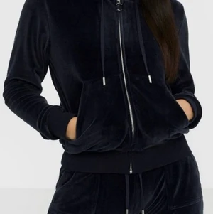 Velour kofta - En liknande mörkblå, säljs nu (inte juicy couture)