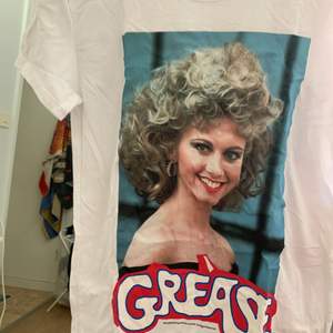 Superfint Grease nattlinne, funkar dock som vanlig t-shirt eller till och med klänning. 