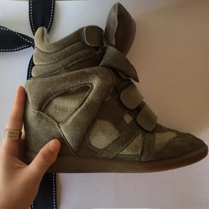 Isabel Marant Beketts Sneakers Storlek: 36 - Har använts bara ett par gånger. Super sköna samt trendiga ;) levereras med originalförpackningen. Köpta för 4300kr . KÖP ❤️