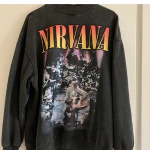 Nirvana tröja / sweatshirt  - Säljer denna uuur snygga nirvana tröja med tryck fram och bak. Något overszied. Väldigt litet använd. Köpte för ca 6 månader sen.