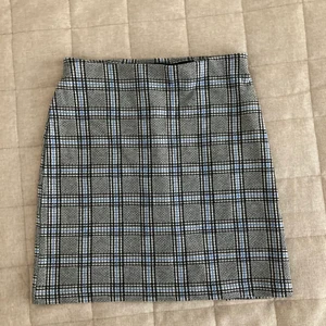 Rutig kjol - En perfekt vardagskjol med resårband att ha på sommaren 🤩 Knappt använd. Endast swish, köparen står för frakten.