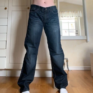 Baggy Jeans - Säljer dessa snygga jeans W34L32, 90cm midja och 85cm innerbenslängd (jag är 172cm och har W28)! Budgivning om det är många intresserade🌸💓