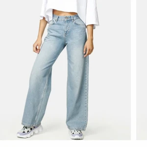 Vida jeans - Jeans från Junkyard i modell Wide leg Jeans. Storlek 24. Tvätten är som på bild 2. Köparen står för frakt🥰