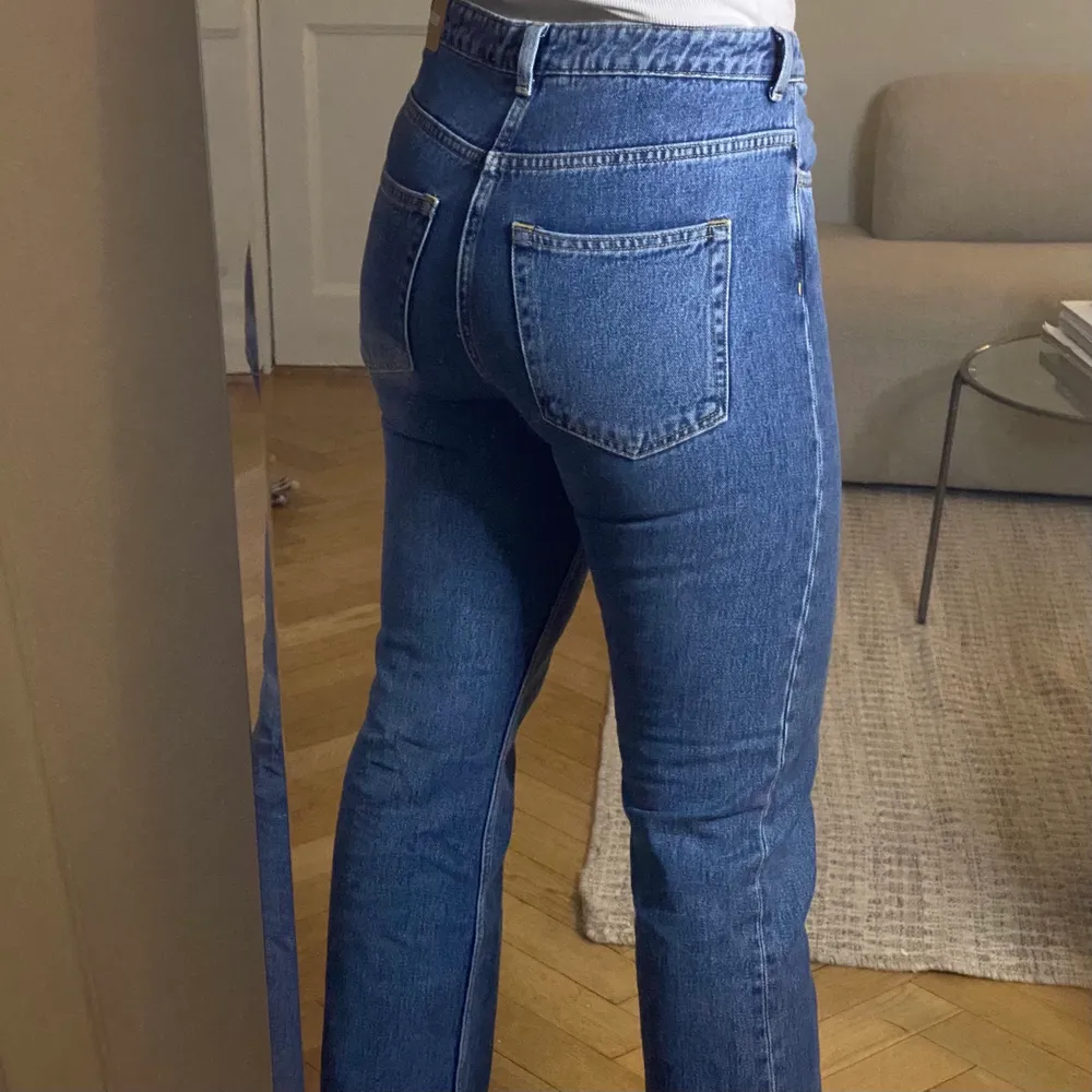 Oanvända, lite för små på mig. Skickas endast -köparen står för frakt.  För referens är min längd 174 cm.. Jeans & Byxor.