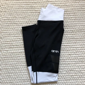 Aim’n svarta träningstights stl M - Snygga träningstights från Aimn i storlek M. Använda ett par gånger men fint skick. Enda anmärkning är att trycket börjar spricka enl bild