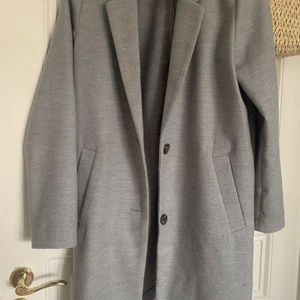 Grå kappa - Mellan lång kappa från H&M!! Super fin på våren!! Bra skick har av dig vid intresse🙏🏾