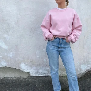 Pink boyfriend sweatshirt  - Sweatshirt från BIKBOK i babyrosa 💓 Använd endast en gång, därav nyskick. Köptes för 299kr, idag slut på hemsidan. Storlek XS men passar även en S/M