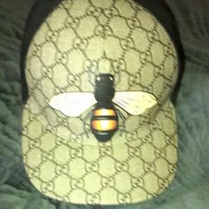 Gucci keps strlk L - ÄKTA KEPS! Använd 2-3 gånger en vädligt fin och unik keps men jag använder den aldrig utan den ligger hemma och bara ligger så tänkte att de bättre och bli av med den, kvitto finns med till denna keps och Kartongen följer också med!