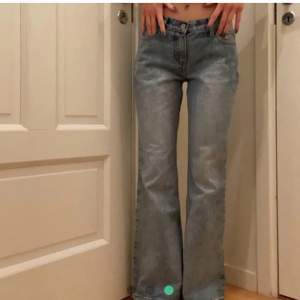 (SÅLDA FÖR 600 + Frakt) Lågmidjade jeans från Brandy Melville i den populära modellen Quinn, köptes för nästan 700 kr på plick. 