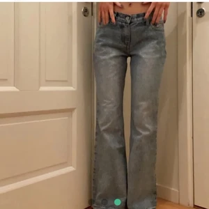 Supersnygga trendiga low rise jeans - (SÅLDA FÖR 600 + Frakt) Lågmidjade jeans från Brandy Melville i den populära modellen Quinn, köptes för nästan 700 kr på plick. 