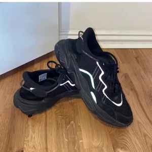ADIDAS OSWEEGO I NYSKICK  - Köpta här på plick men personen som sålde de skrev fel stl i beskrivningen så de passar ej. Aldrig använda så i nyskick, köpte står för frakt eller möts i Malmö 💕
