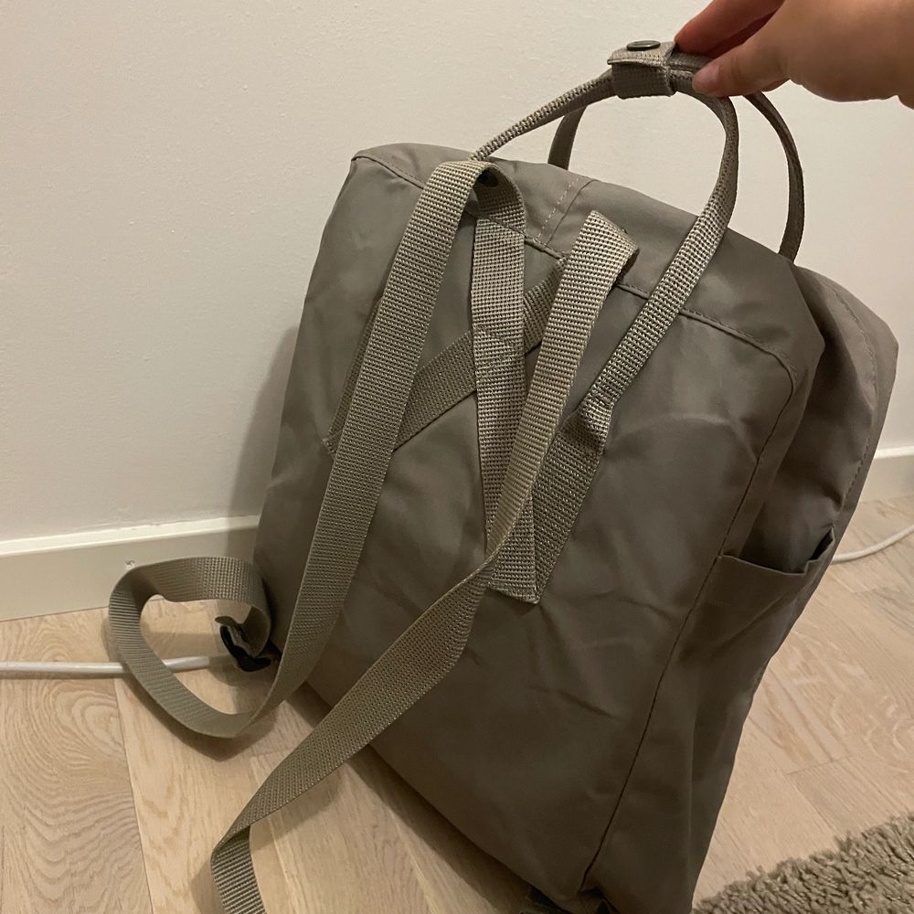 Säljer nu min äkta kånken ryggsäck som tyvärr inte längre kommer till användning! Den är använd men i mycket gott skick :) nypris är 999kr. Skriv privat för fler bilder💗 köparen står för frakten! Färgen på väskan är FOG. Väskor.