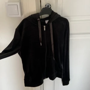 Populära Velour koftan  - Använd ca 2 ggr och är köpt för 250! Älskar denna men den används aldrig tyvärr 🥲 passar mig som är 155-160