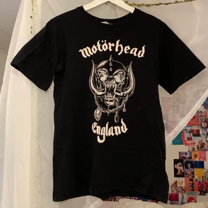 Motörhead t-shirt - Nice svart t-shirt med motörheadtryck. PRISET ÄR INKL FRAKT på 45kr. Hör av dig om du har några frågor :) 