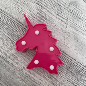 Unicorn lampa 🦄 - Rosa unicorn lampa + batteri, hyfsat bra skick sällan använd, 2 LR03 batteri 
