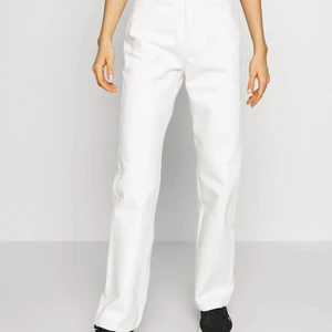 Weekday Rowe, w26 L32 - Säljer mina näst intill oanvända vita weekday-jeans. Modellen är Rowe, dvs raka och högmidjade. Säljer pga. försmå för mig.   Skriv privat för fler bilder eller vid frågor😊 nypris: 500kr