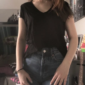 Svart T-shirt med läder detaljer  - Storlek M från Wera Stockholm, Läder på axlarna och nacken. Väldigt fin och bra skick, används inte längre.