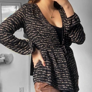 Tröja/kofta - Söt tröja/blus som man knyter, likt omlott. Knappt använd 🦋