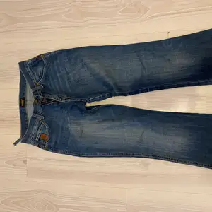 Säljer dessa lågmidjade crooker jeans! Som ni ser på bilden har en del gått av men lätt att sy💕