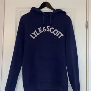 Hoodie från lyle & scott, i bra skick