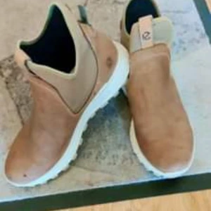 St 37 - Använt varsamt och är I gott skick. Bilden är orginal och stämmer med verkliga skorna. Det är vortex, dvs vattentät och mocka matrial