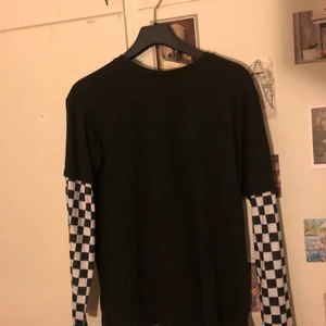 Svart t-shirt med rutiga armar  - En oversized t-shirt från Shein. Knappt använd. Köpare står för frakt💕