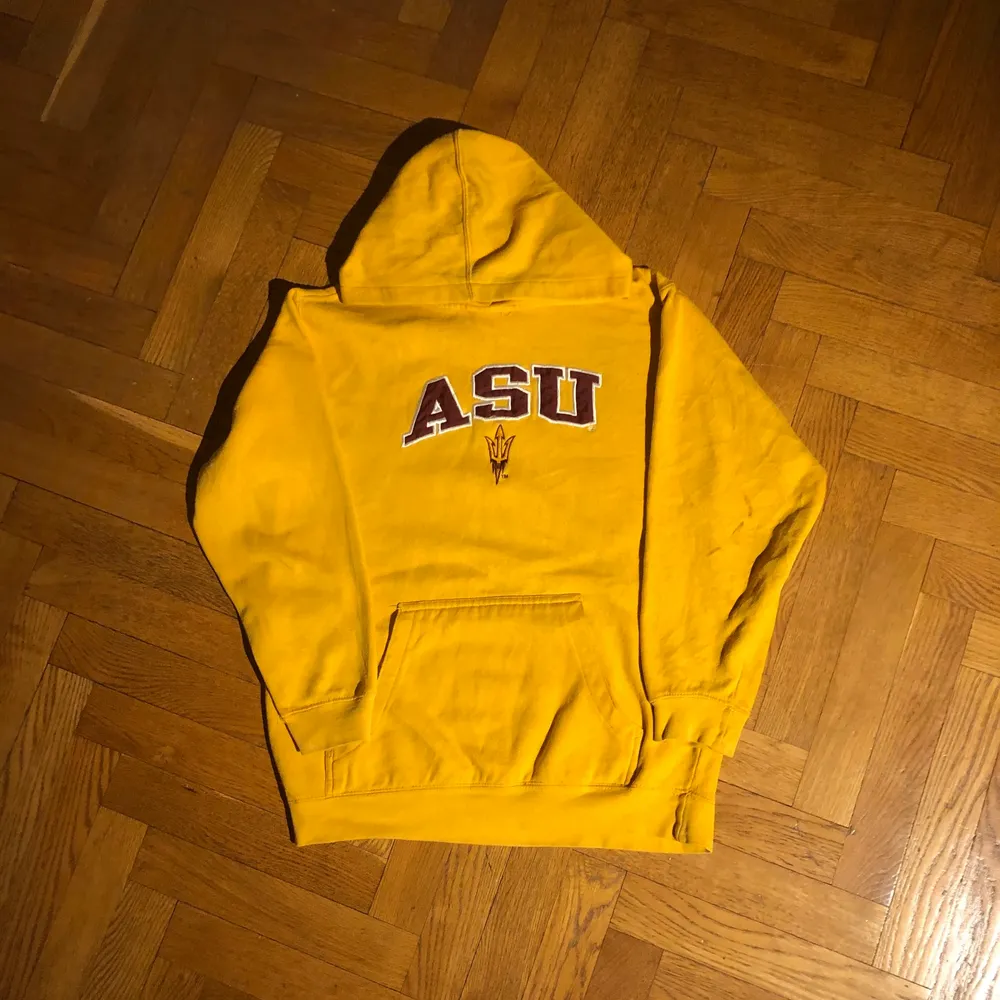 Fin college hoodie från Arizona state university. Köpt från Ross som är en amerkansk secondhandbutik. Fin orange färg och är i utmärkt skick. Hoodies.
