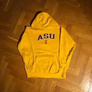 Fin college hoodie från Arizona state university. Köpt från Ross som är en amerkansk secondhandbutik. Fin orange färg och är i utmärkt skick