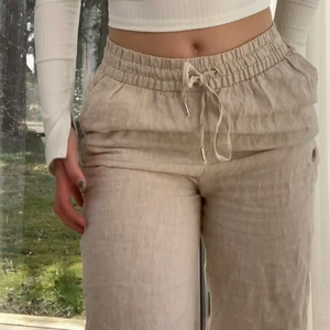 Linnebyxor  - Linnebyxor ifrån hm. Superfina nu till sommaren- säljer då jag har två💕 frakt tillkommer. Jag är 167 