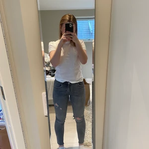 Gråa zara jeans med hål - Ett par gråa zara jeans med hål på högra knät och ett mindre hål på det vänstra låret. Aldrig använda men begagnade av en kompis! 