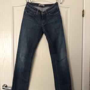 Ett par najs jeans från Acne. Mörkblå tvätt och modellen är low rise. Säljs på grund av att de är för små för mig. Storleken är 24/32. Kan mötas upp eller leverera men då står köparen för frakten! KÖÖÖÖP⭐️🥰💗