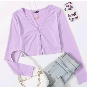 Lila kofta - Säljer denna populära top då den var för liten för mig som vanligtvis har S. Så skulle säga att den passar en mindre S eller XS. Endast provad. Hör av dig om du undrar något. Betalning sker via Swish. Köparen står för frakten💞 (första bilden är lånad)