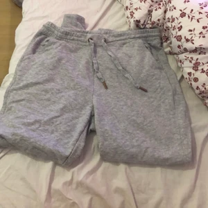 Mjukis byxor från new yorker  - Ja dom är alldeles för tajta på mig och för korta jag är 162cm lång och brukar ha 44 i jeans 