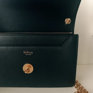 Svart Mulberry Darley - Superfin svart mulberry darley väska med gulddetaljer. Köpt i oktober, kommer med dustbag och kvitto. Knappt använd. 