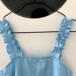 Gulligt linne - Säljer mitt gulliga linne i fin blå färg! Perfekt till sommaren 🍉☀️🌻 Endast testad då den va lite för liten för mig. Fraktar och möts upp!