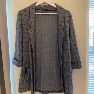 Kavaj, storlek S - En snygg kavaj i vanligt tyg som sitter snyggt! Rutig.