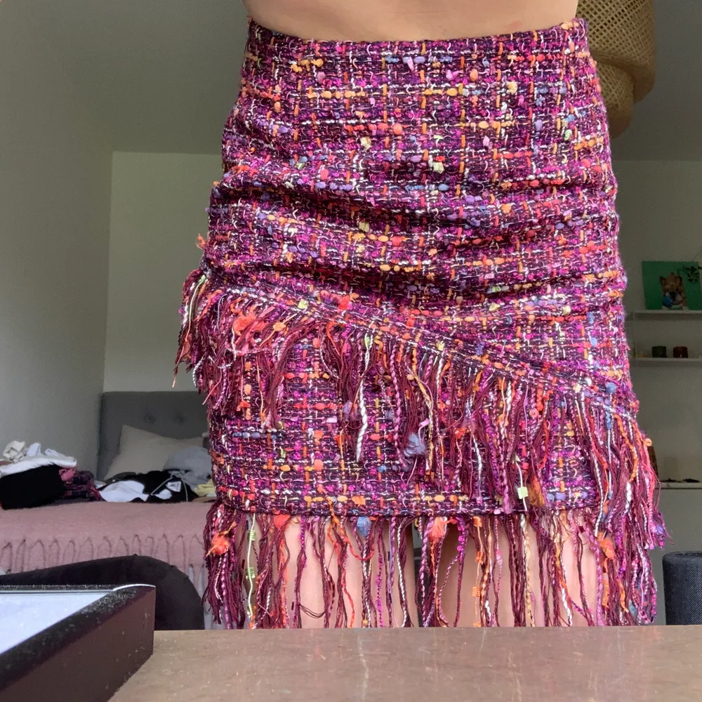 Ett helt oanvänt tweed-set från Zara. Med tillhörande topp och kjol. För fler bilder är det bara att kontakta så skickar jag fler. . Kjolar.