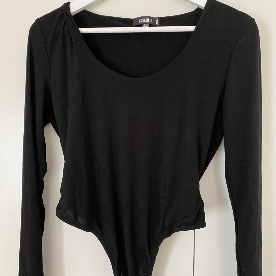 Svart body med rund urringning 🍃