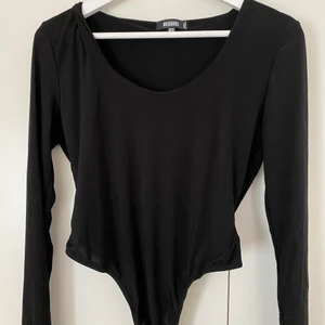 Svart body med rund urringning 🍃 - STORLEK: 42 | SKICK: Använd fåtal gånger | Snygg body från Missguided! Lite kort för mig tyvärr. Köpt förra året skulle jag tro! 🍄