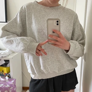 Grå sweatshirt från H&M - Säljer exakt likadan sweatshirt som på bilden, fast oanvänd! Köpte två stycken så säljer den andra här 🥰 Strl M, passar XS-M beroende på önskad passform. Frakt på 50kr tillkommer!