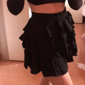 Svart volang kjol - Svart kjol som är oanvänd då den ej passade 