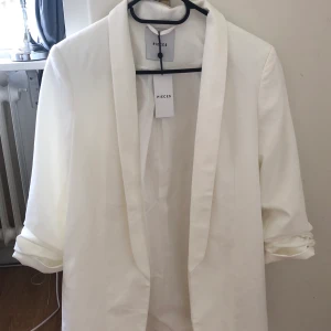 Kavaj - Säljer denna kavaj i storlek XS, märke Pieces. Aldrig använd och prislappen kvar. Säljes för 350kr inkl. frakt. 