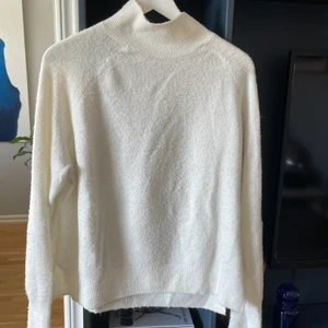 Vit stickad tröja  - Mjuk stickad tröja från H&M med halvpolo 